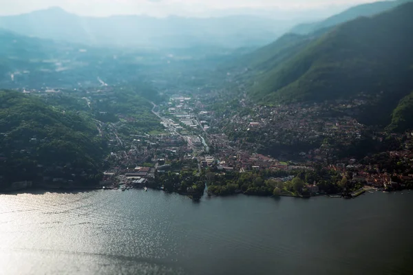 Vista aérea de la ciudad de Cernobbio desde la montaña Brunate . — Foto de Stock