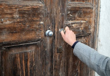 Çok eski ahşap kapı açan kadın.