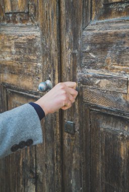 Çok eski ahşap kapı açan kadın.