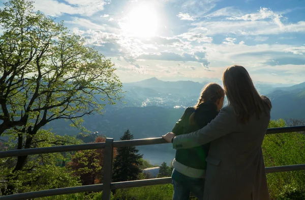 Donna e sua figlia godono l'alba dalla cima della montagna . — Foto Stock