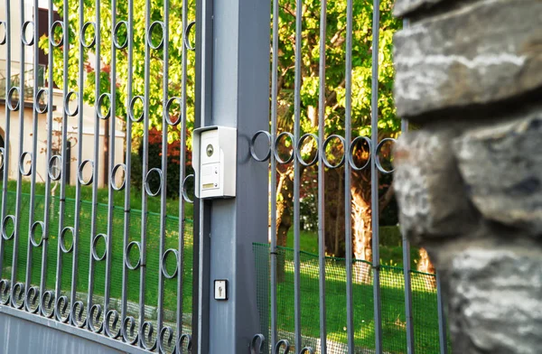 Portas de metal e câmara de segurança. Propriedade privada . — Fotografia de Stock