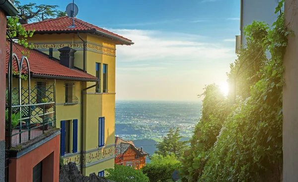 Old houses in Brunate city. — Stock Photo, Image