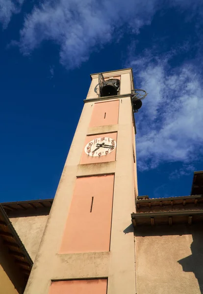 Chiesa di Sant 'Andrea Apostolo. Церковь Брунате . — стоковое фото