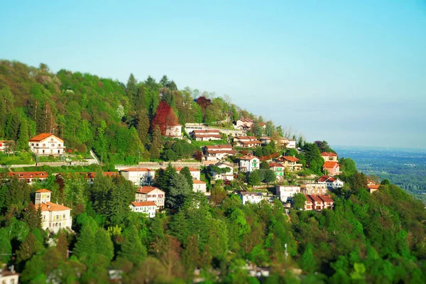 Hermosa vista de las casas en la montaña Brunate . — Foto de Stock