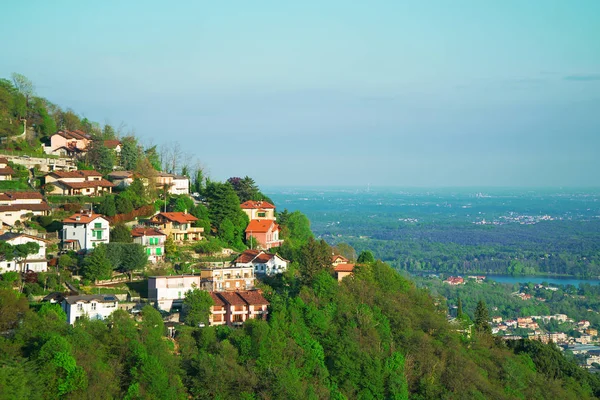 Prachtig uitzicht op de huizen op de Brunate Mountain. — Stockfoto