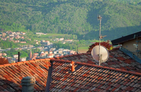 Antenna and satellite dish on the roof. — Stock Photo, Image