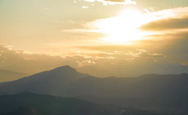 Vedere frumoasă a apus de soare în munții Alpi . — Fotografie, imagine de stoc
