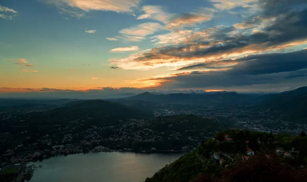 Hermosa vista de la puesta de sol en la montaña Brunate . — Foto de Stock