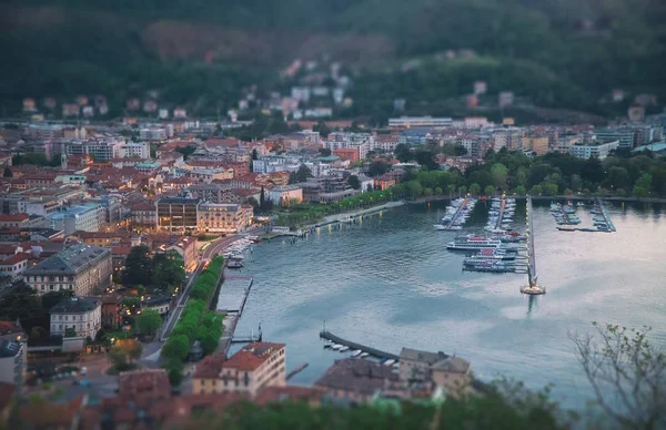 Hermosa vista de la ciudad de Como desde la montaña Brunate . — Foto de stock gratis