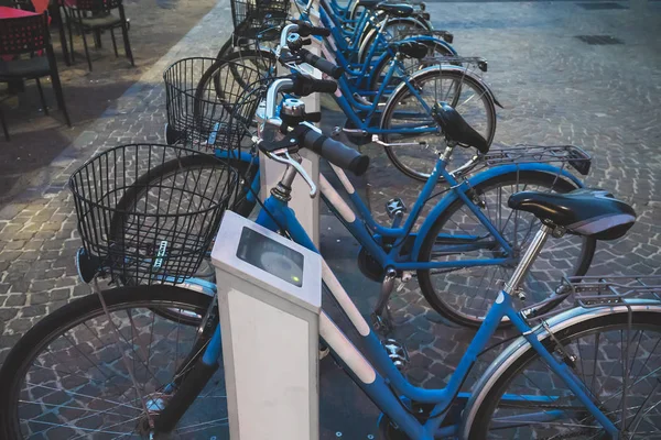 Fila de bicicletas de ciudad en alquiler . — Foto de Stock