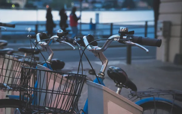 Fila de bicicletas de ciudad en alquiler . — Foto de Stock