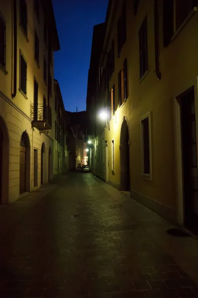 Iluminada rua solitária à noite . — Fotografia de Stock