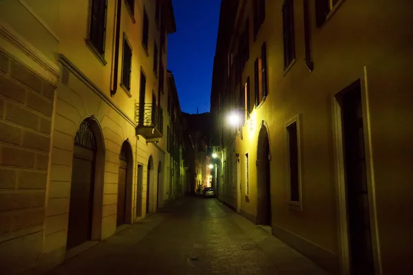 Iluminada rua solitária à noite . — Fotografia de Stock