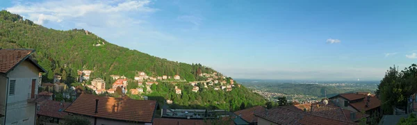 Hermosa vista de la puesta de sol en la montaña Brunate . — Foto de Stock