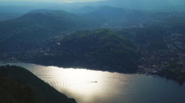 Alp dağlarında gün batımının güzel manzarası.