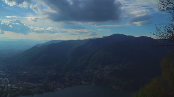 Hermosa vista de la puesta de sol en las montañas de los Alpes . — Vídeos de Stock