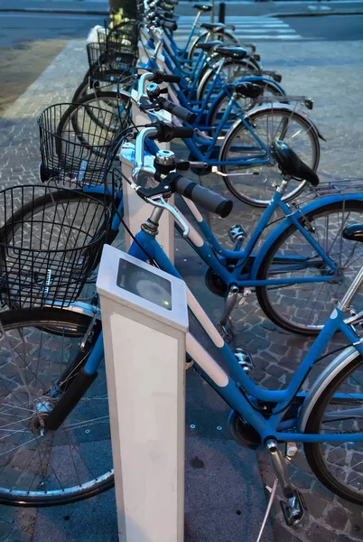 Fila de bicicletas de ciudad en alquiler . — Foto de Stock