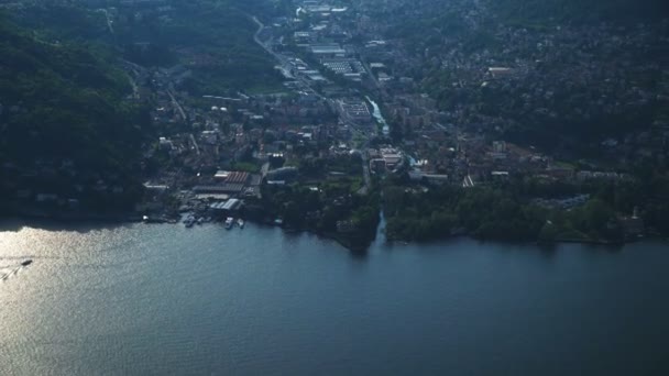 Luchtfoto op Cernobbio stad van Brunate Mountain. — Stockvideo