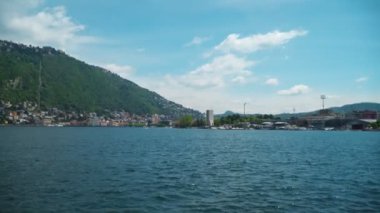 Como gölünden Como eski şehir manzarası.