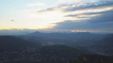 Alp dağlarında gün batımının güzel manzarası.