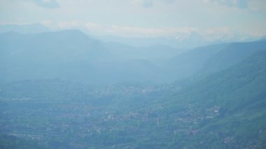 Brunate dağındaki evlerin güzel görünümü.