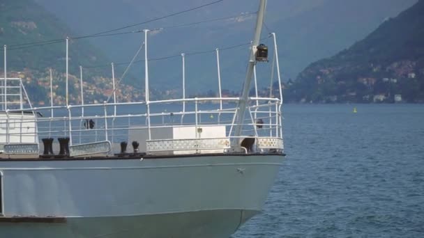 Bela balsa vintage branco no Lago de Como . — Vídeo de Stock
