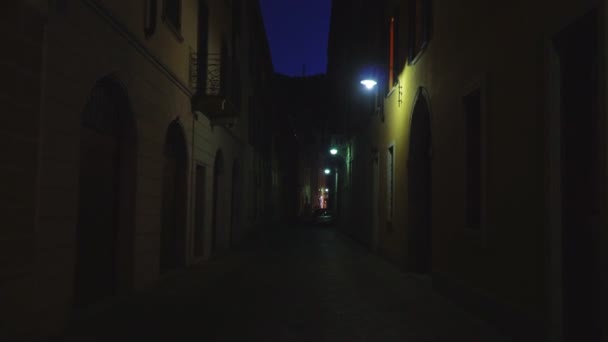 Iluminada calle solitaria por la noche . — Vídeo de stock