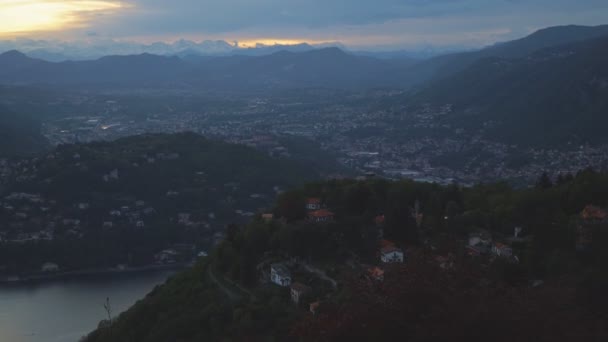 Bela vista das casas na montanha Brunate . — Vídeo de Stock