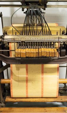 Kağıt zımba. Sürekli verdol kağıt delme için anahtar makinesi.