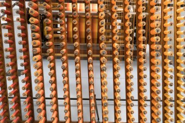 Bir dikiş fabrikasında birçok çok renkli dikiş makaraları.