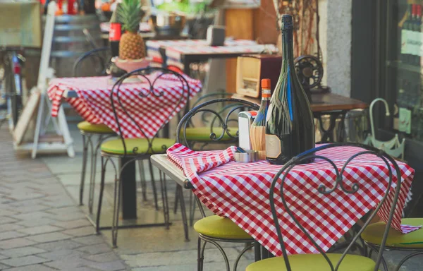 Buitencafé terras buiten met tafel en stoelen. — Stockfoto