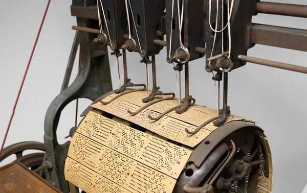 Maszyna wiążąca. Używane do szycia ze sobą perforowanych kart do Krosna Jacquard. — Zdjęcie stockowe