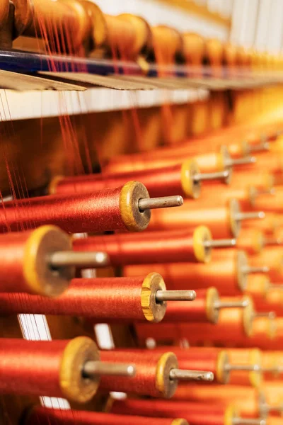 Bir dikiş fabrikasında birçok çok renkli dikiş makaraları.