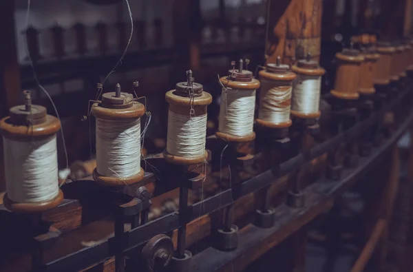 Bir dikiş fabrikasında birçok beyaz dikiş makarası. — Stok fotoğraf