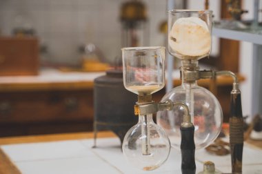 Kimyasal laboratuvarda eski ısıtma mantosu ve şişeleri.