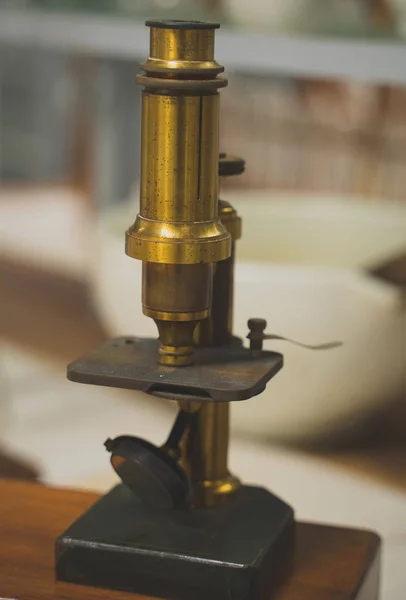 Retro gouden Microscoop in het laboratorium. — Stockfoto