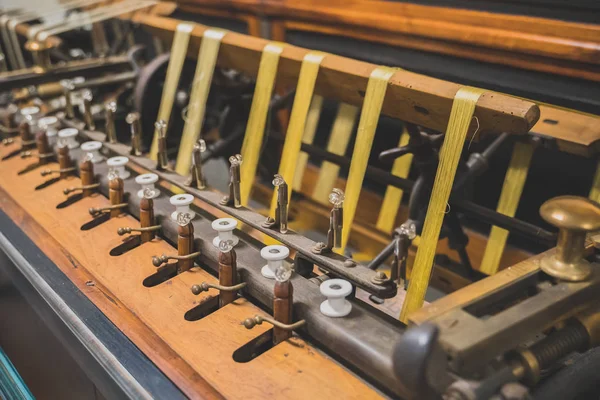 Wickelmaschine. Handgemacht, um das Garn von der Spule zum Haken zu bringen. — Stockfoto