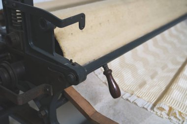 Pleating makinesi. Çeşitli tasarım ile ipek pileler verir.