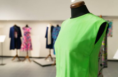 Showroom'da mankenler üzerinde yeni elbiseler koleksiyonu.