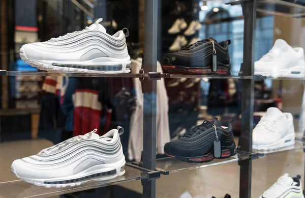 Colección de zapatillas de moda en el escaparate de la tienda de deportes . — Foto de Stock