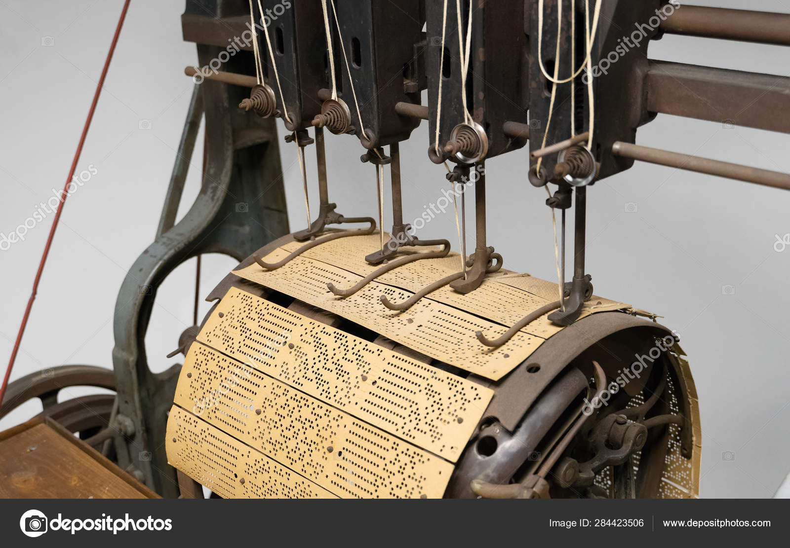 Machine A Relier Utilise Pour Coudre Ensemble Des Cartes Perforees Pour Le Metier A Tisser Jacquard Photographie Dmitrimaruta C 284423506