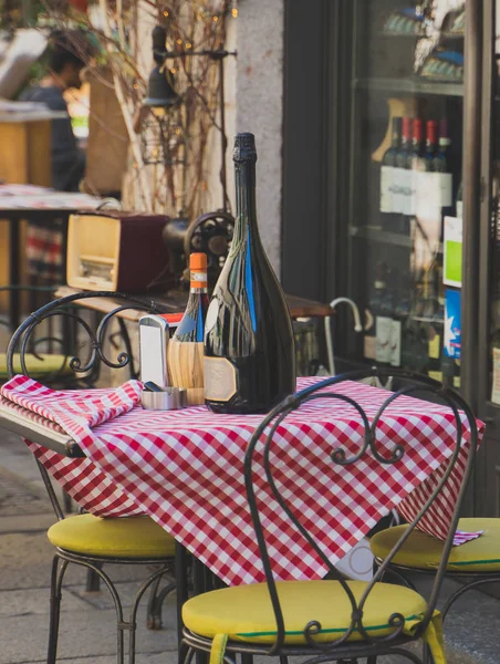 Buitencafé terras buiten met tafel en stoelen. — Stockfoto