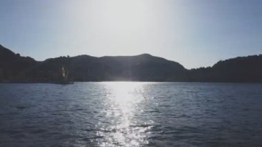 Como gölünde güneşli hava.