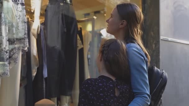 Familie kijken naar winkel venster van kledingwinkel. — Stockvideo