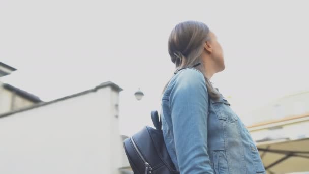 Female tourist in the old city. — Stock Video