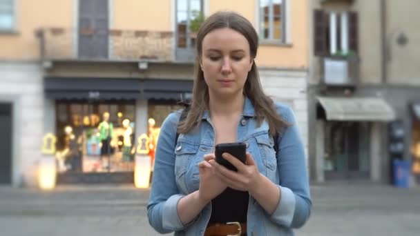 Kobieta turysta w starym mieście z telefonem komórkowym. — Wideo stockowe