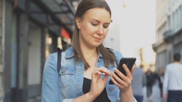 Kvinnlig turist med mobiltelefon. — Stockvideo