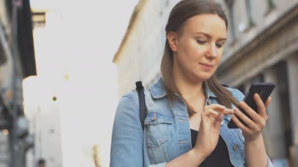 Female tourist with mobile phone. — Stock Video