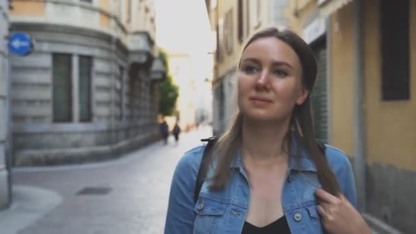 Turista femenina explorando la ciudad vieja . — Vídeos de Stock