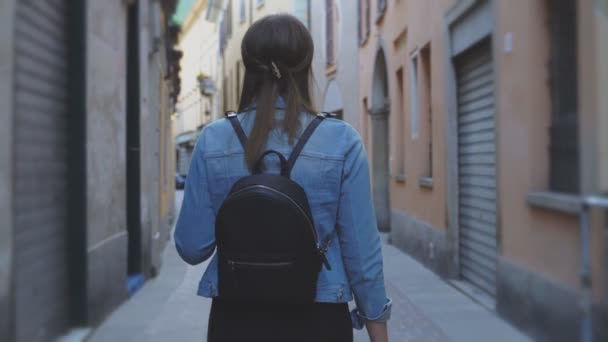 Female tourist exploring the old city. — Stock Video